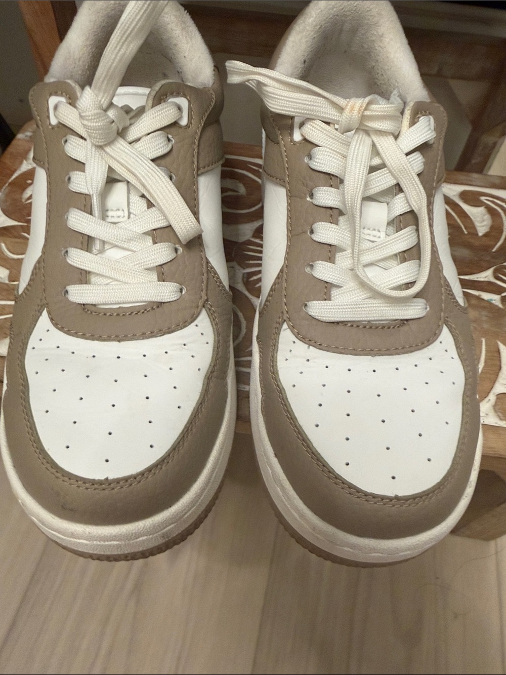 ALO Yoga White and Beige Low-Top Sneakers - Picture 3 of 7